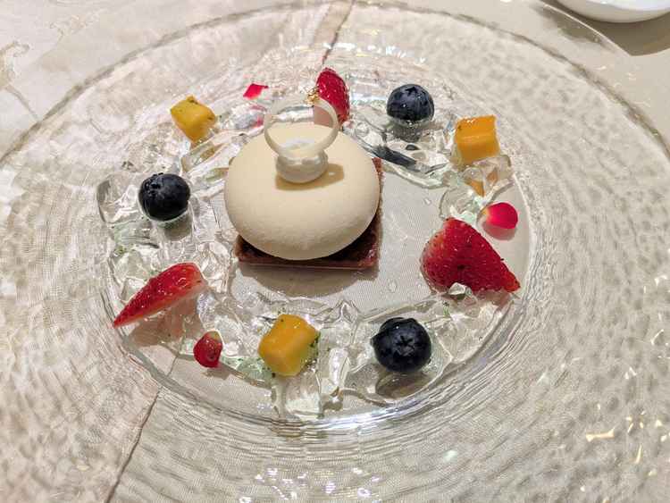 指輪をモチーフにしたデザート。