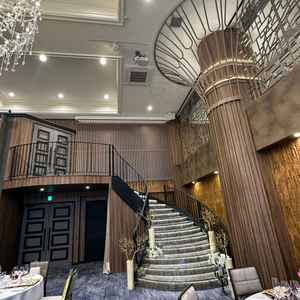 リニューアルしたばかりの披露宴会場の階段