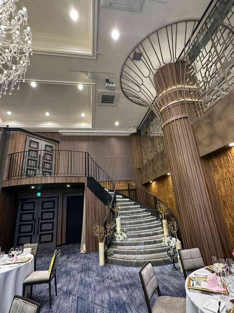 リニューアルしたばかりの披露宴会場の階段