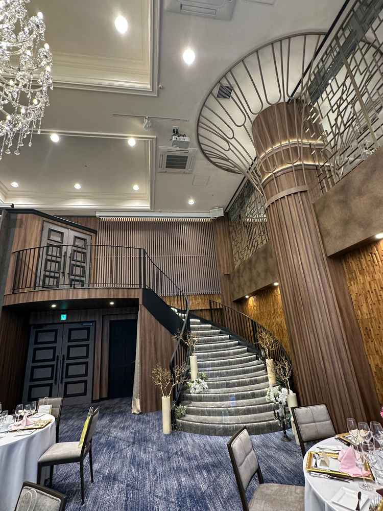 リニューアルしたばかりの披露宴会場の階段