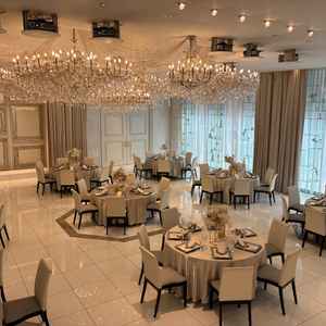 テーブルセッティングされた披露宴会場。