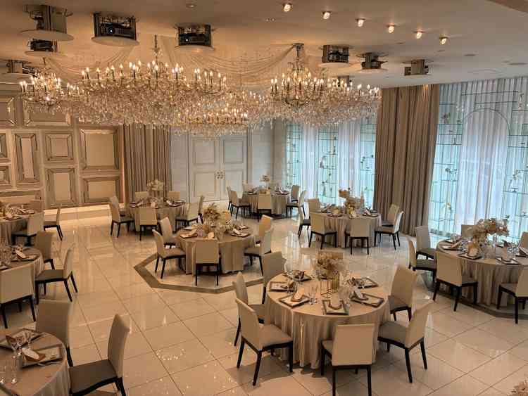 テーブルセッティングされた披露宴会場。