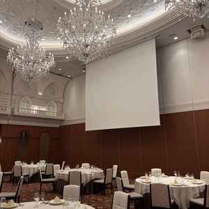 天井が高く広々とした空間だった。シャンデリアが豪華なのとスクリーンがとても大きかった。