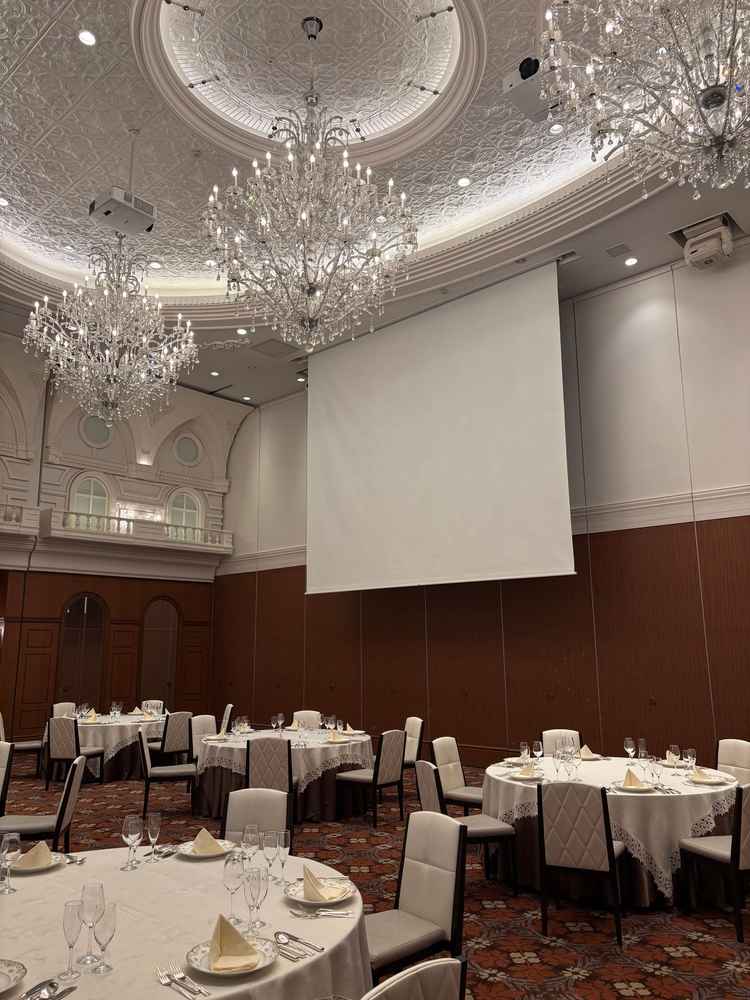 天井が高く広々とした空間だった。シャンデリアが豪華なのとスクリーンがとても大きかった。