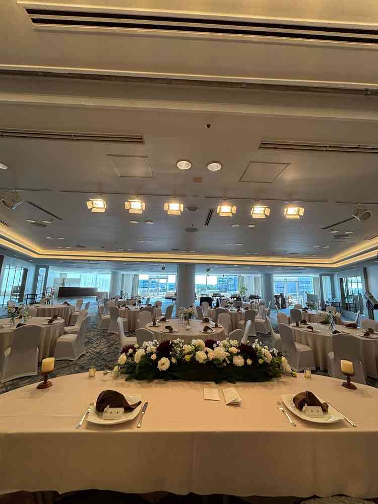 もう一つの披露宴会場。こちらの方が広さはないですが、雰囲気、色合いが好みでした。