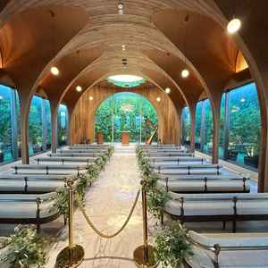 挙式場の内観。写真は晴天だったが雨天時でも明るく写真映えしそうな工夫が施されているのが良いと思った。