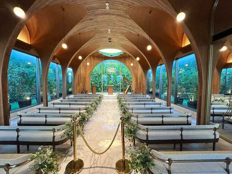 挙式場の内観。写真は晴天だったが雨天時でも明るく写真映えしそうな工夫が施されているのが良いと思った。