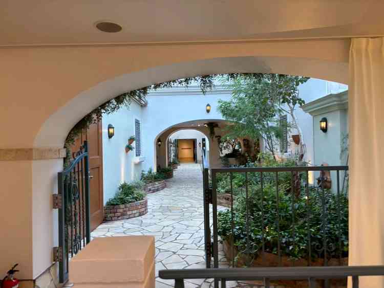 披露宴会場まで行く道のりがまるで海外の街並みのようでした