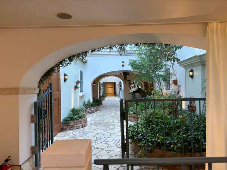 披露宴会場まで行く道のりがまるで海外の街並みのようでした