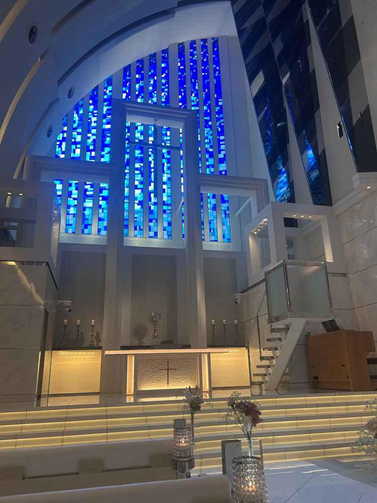 海を表現した青のスタンドグラスと圧倒的な高さの天井