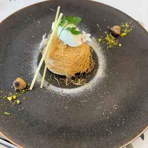 栗のムースにパリパリとした生地が纏わせてあり、味、食感ともに楽しくいただくことができました。