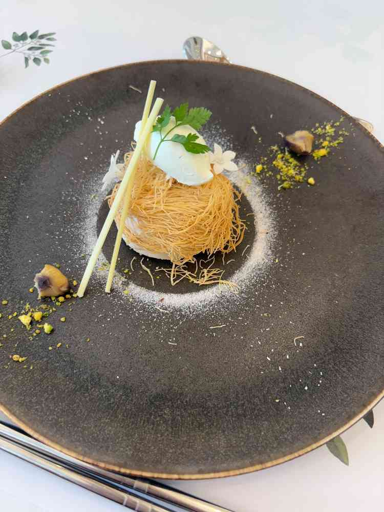 栗のムースにパリパリとした生地が纏わせてあり、味、食感ともに楽しくいただくことができました。