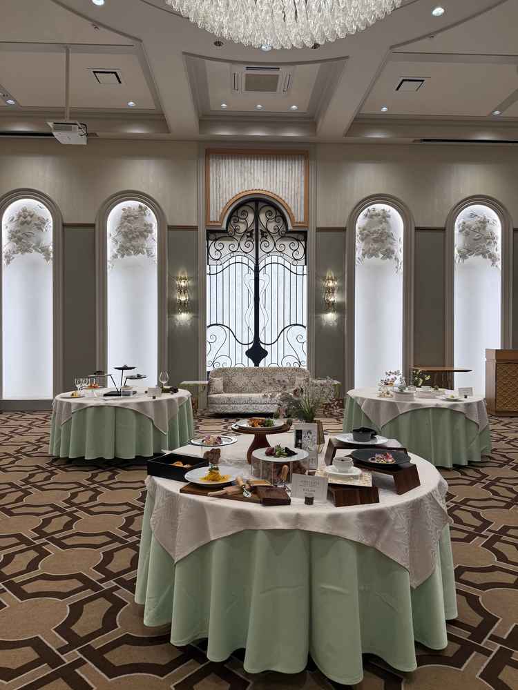 披露宴会場ではメインテーブルの後ろが柵になっているのでお花がすごく映えるなと思いました。