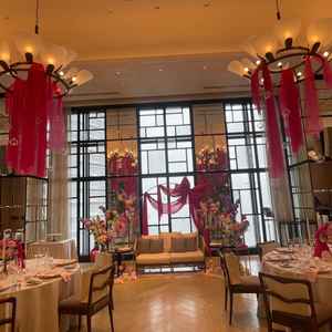 高層階からの景色を楽しめる披露宴会場。