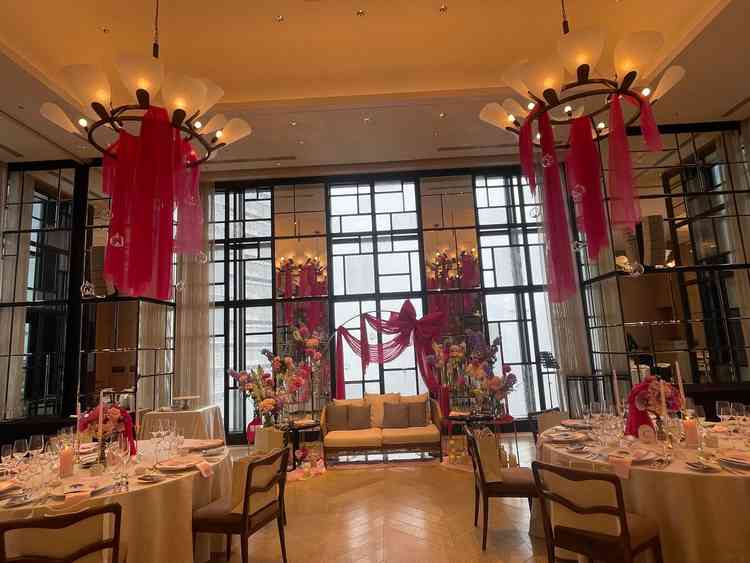 高層階からの景色を楽しめる披露宴会場。