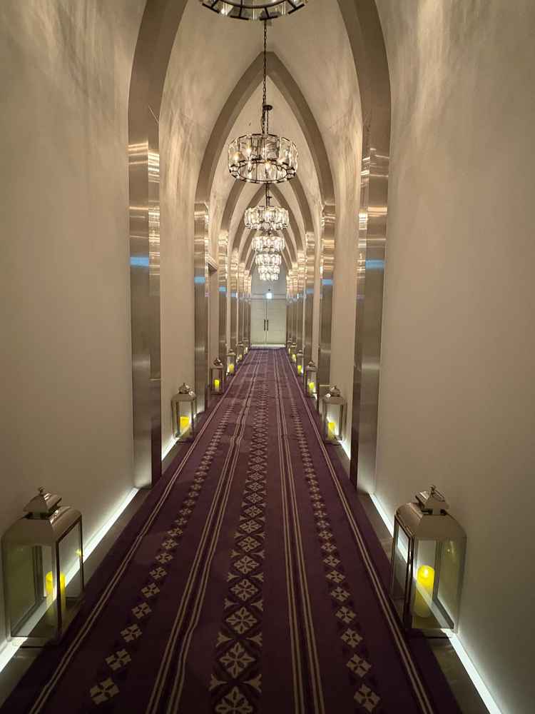 挙式へ向かう廊下です。紫色の絨毯の今は男性の青と女性の赤が混じりあったことを意味するみたいです。