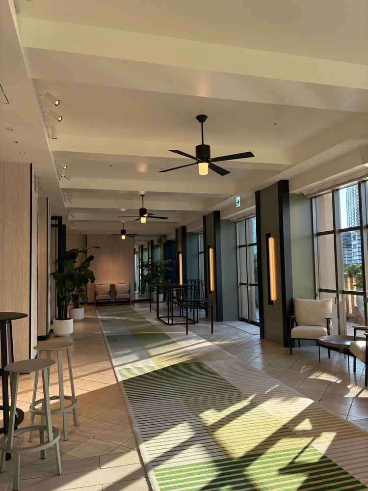 通路。ここでも飲食や歓談が可能。