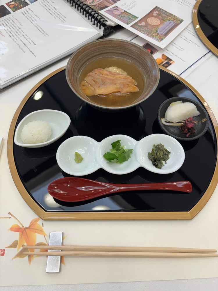 鯛茶漬け。試食しました。おすすめの出汁を使っていてとてもおいしかったです。