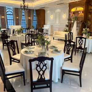 披露宴会場の全体写真。茶色と白を基調としたシンプルなデザインで、ぬくもりのある雰囲気でした。