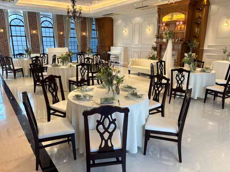 披露宴会場の全体写真。茶色と白を基調としたシンプルなデザインで、ぬくもりのある雰囲気でした。