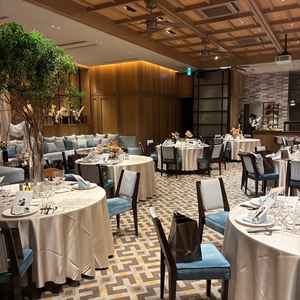 バンケット②。地下のフロアで雰囲気がより洗練された感じ。ゲストと距離が近く感じる。