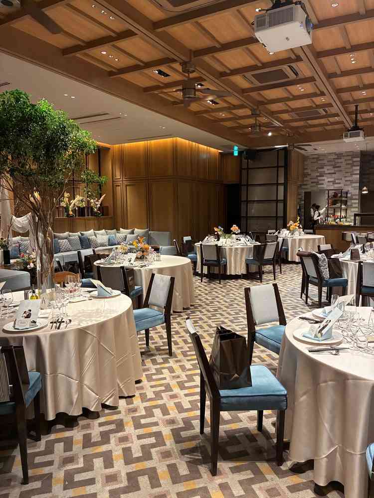 バンケット②。地下のフロアで雰囲気がより洗練された感じ。ゲストと距離が近く感じる。