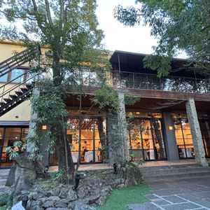 式場の外観。式場感がいい意味でない。