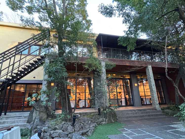 式場の外観。式場感がいい意味でない。