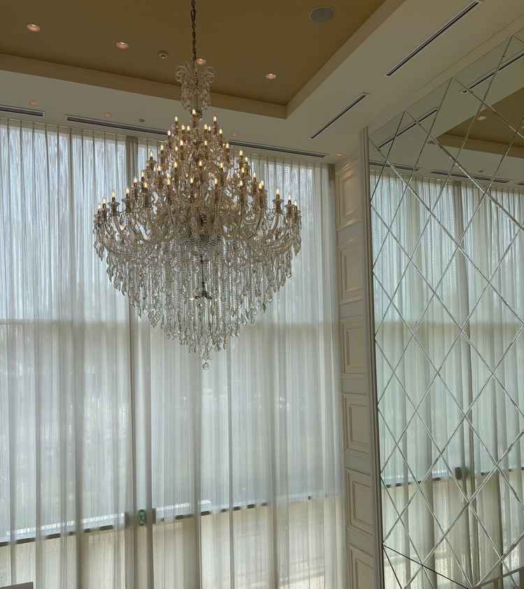 チャペル前のシャンデリアが大きくて綺麗でゴージャスな雰囲気でした。