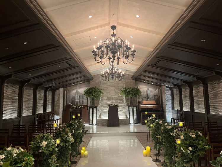 8階の挙式会場。軽井沢の高原教会をイメージしており、木の温かみを感じる空間。