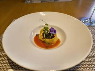 前菜。ズッキーニに包まれていて、トマトソースとの相性が良かった。