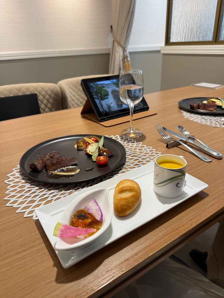 結婚式当日にできること、イメージをつけるために写真を見ながら食事ができます。