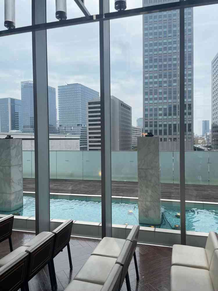 6階挙式会場になります。全面ガラス張りになっていて開放感素敵です。眺望も素敵です。