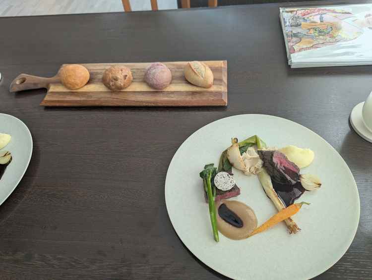 料理　パンとお肉の食べ比べ