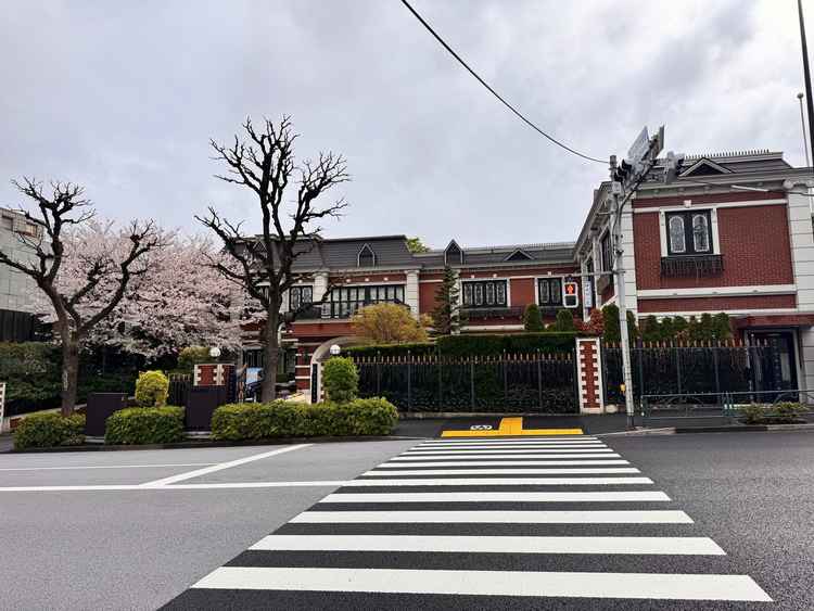 外観が素晴らしい。桜も綺麗で4月頭の結婚式は最高だろうと感じた。