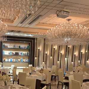 披露宴会場です。天井が高く大きなシャンデリアが印象的でした。カーテン次第で明るさの変化が楽しめました