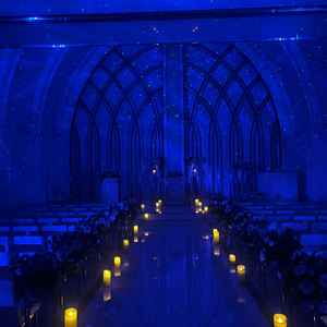 白を基調とした1つ目のチャペルでは、ブルーライトの演出が幻想的でした。