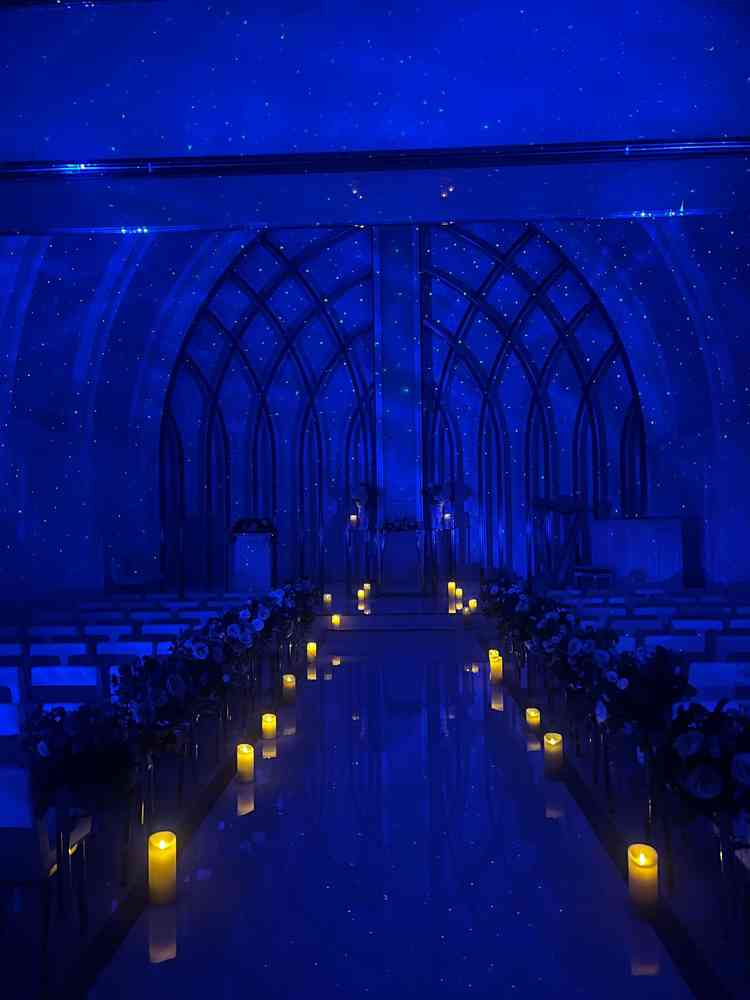 白を基調とした1つ目のチャペルでは、ブルーライトの演出が幻想的でした。