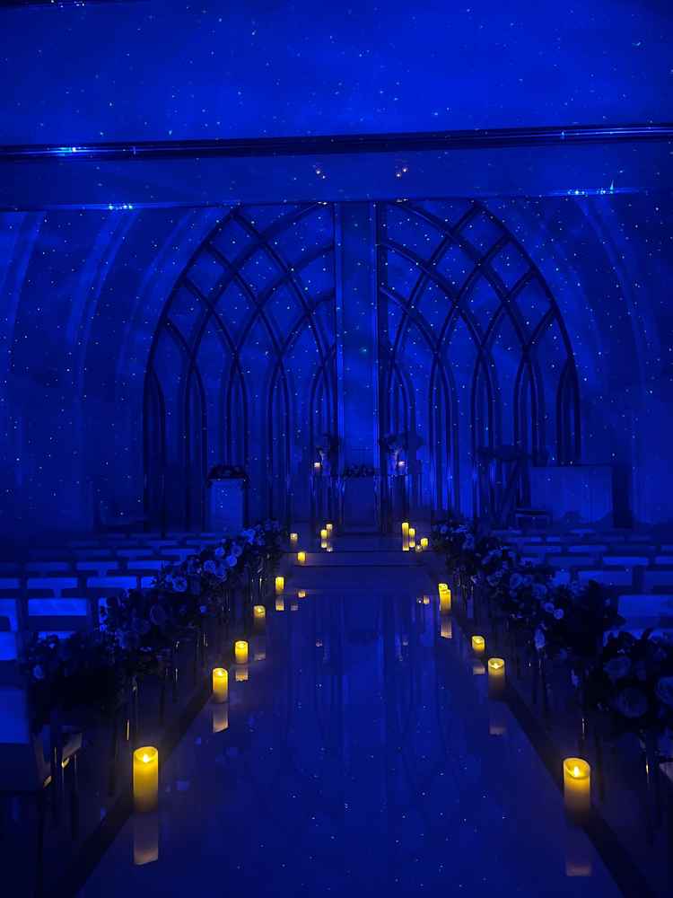 白を基調とした1つ目のチャペルでは、ブルーライトの演出が幻想的でした。