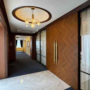 チャペルの前室。ドアが左右にスライドする引戸タイプで、リングドッグ成功のための配慮を感じた。