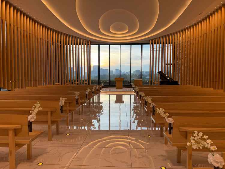 正面が開いた状態のチャペル