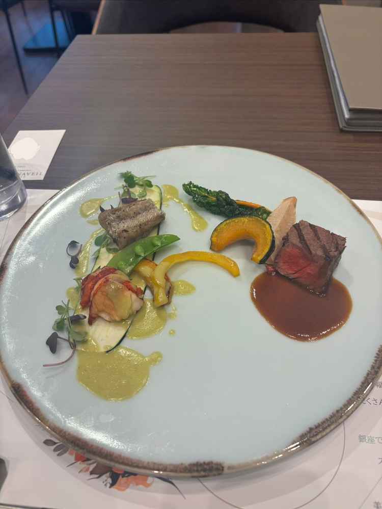 フェアでいただいた魚と肉のプレート。アレルギーをお伝えしたらエビをホタテに変更してくださいました。