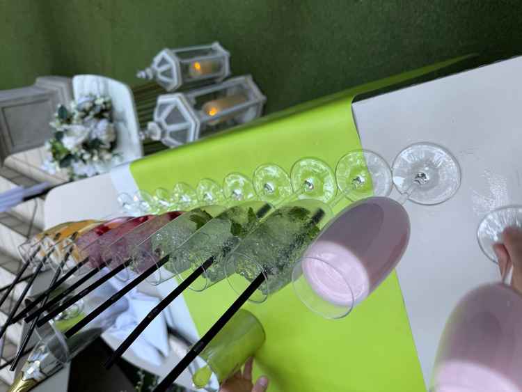 立食パーティーや外での挙式ができるとこで素敵な飲み物の提供