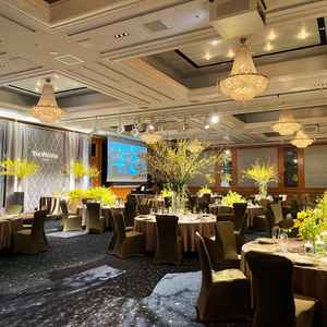 スターの披露宴会場。ゴージャスな雰囲気で非日常感溢れる会場。