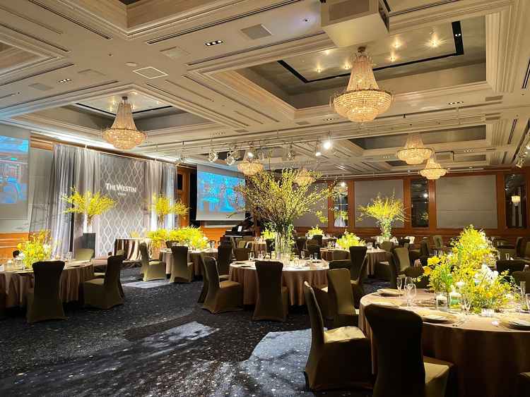 スターの披露宴会場。ゴージャスな雰囲気で非日常感溢れる会場。