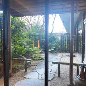 館内とは思えない本格的な日本庭園で、前撮りや記念撮影にも利用できる日本庭園でした。