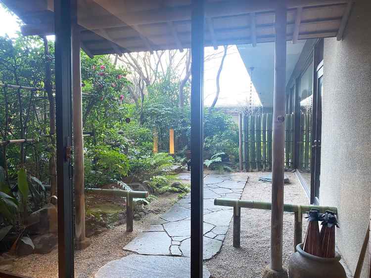 館内とは思えない本格的な日本庭園で、前撮りや記念撮影にも利用できる日本庭園でした。