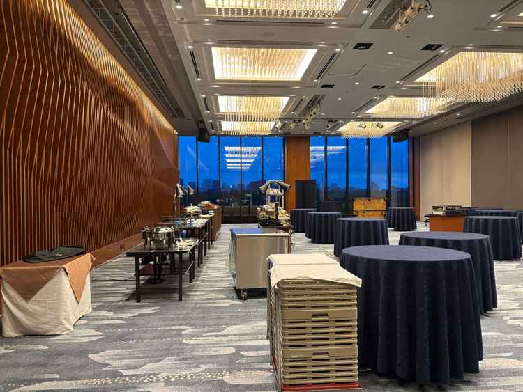披露宴会場のウィステリア。ウッド調の壁がおしゃれでした。1日1組限定です。