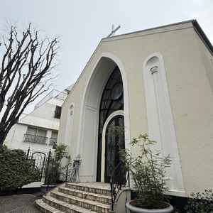 チャペルの外観です。小さな独立教会です。夏は緑もあり。横にスロープがあり車椅子でも大丈夫でした。