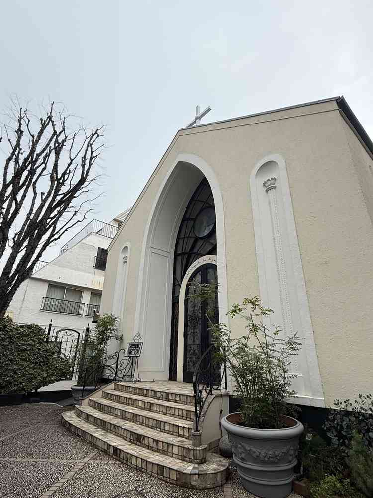 チャペルの外観です。小さな独立教会です。夏は緑もあり。横にスロープがあり車椅子でも大丈夫でした。